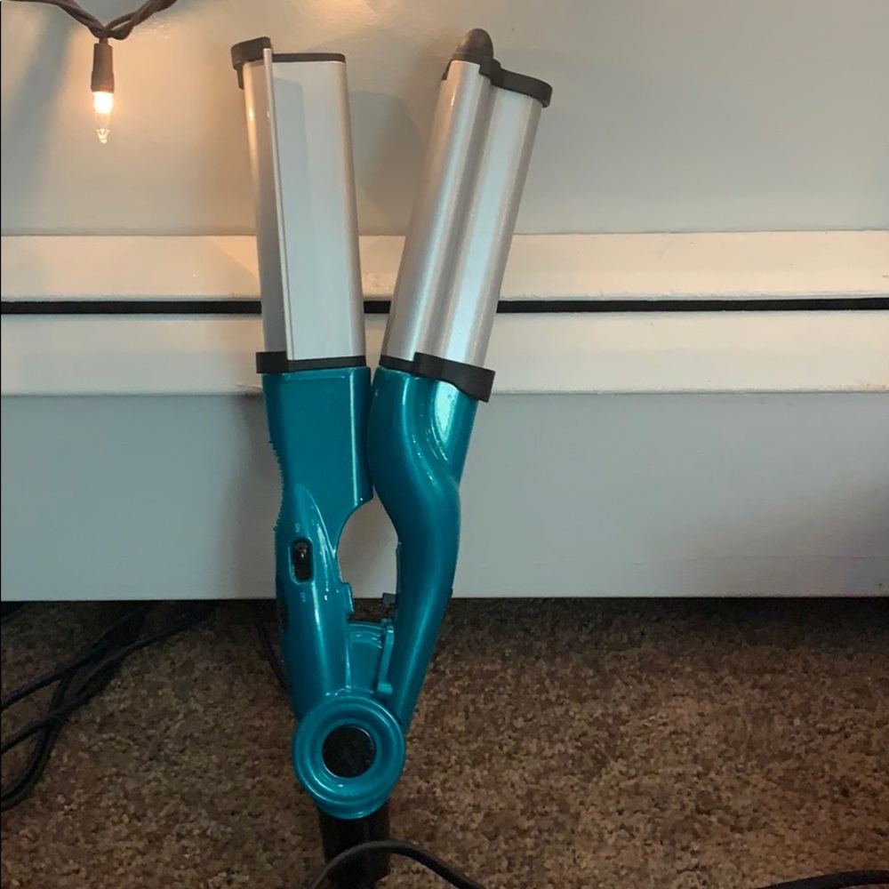 Bed head wave artist